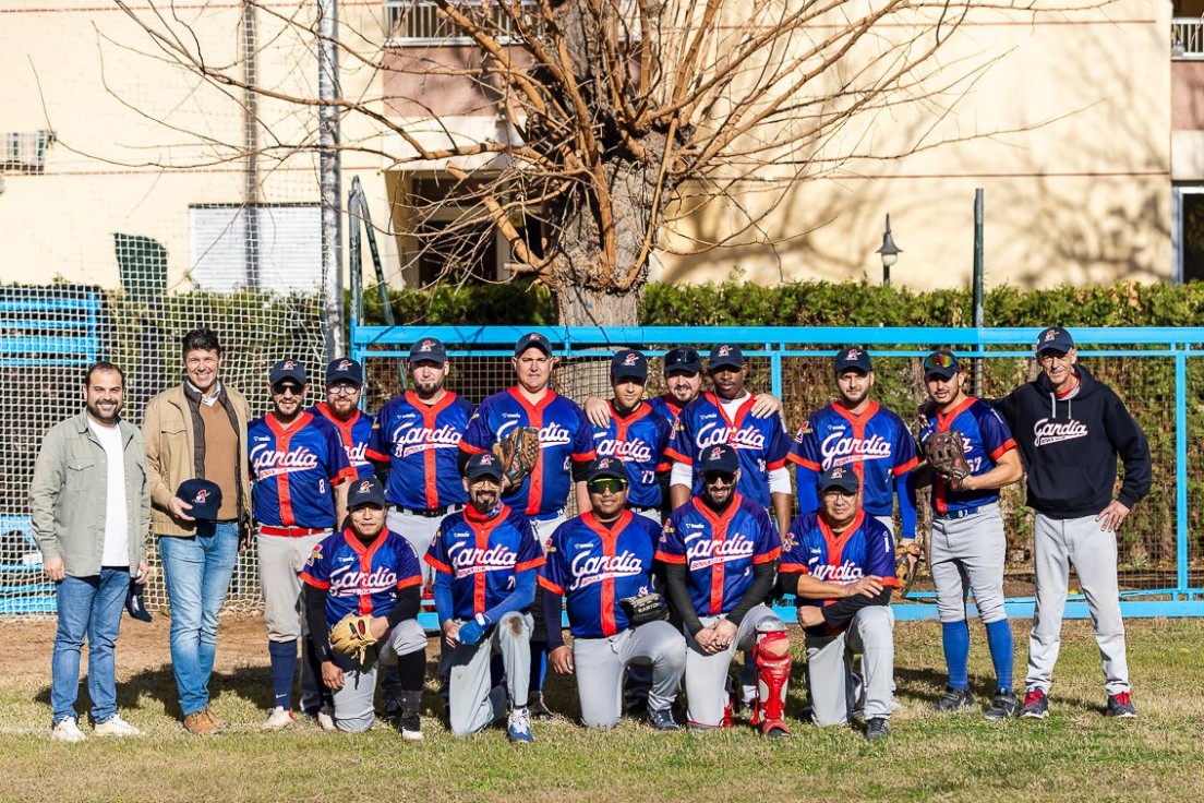 El campo de béisbol de la playa de Gandia reabre después de ser reformado y mejorado