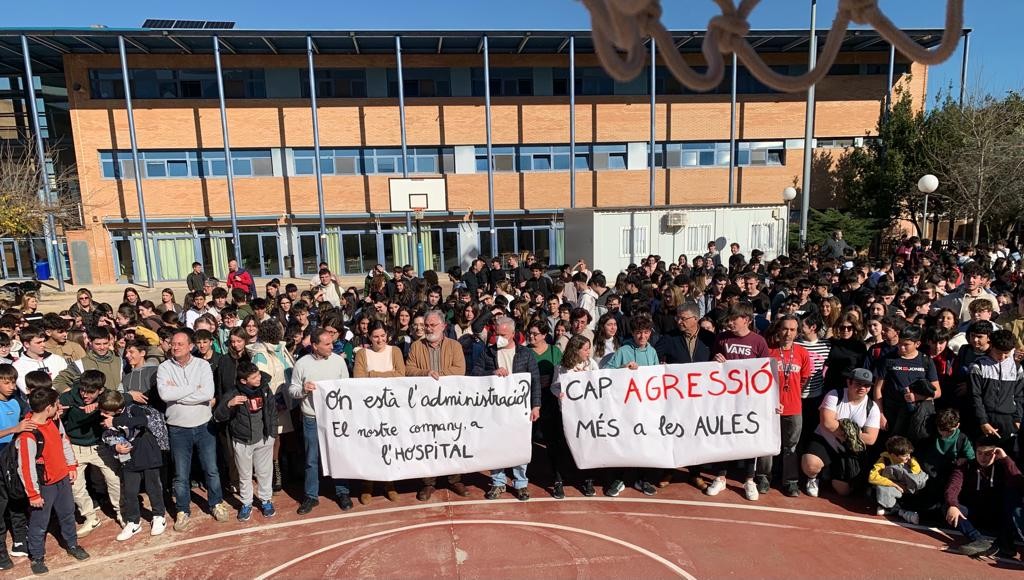 Ninguna agresión más en las aulas: el IES Vall de la Safor de Villalonga se concentra en repulsa por lo ocurrido