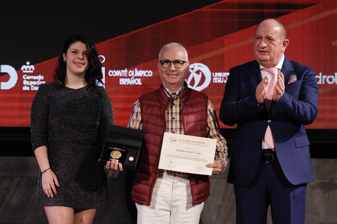 El Gandia Hockey Club recibe la Medalla y el Diploma de Mérito de la Real Federación Española de Patinaje
