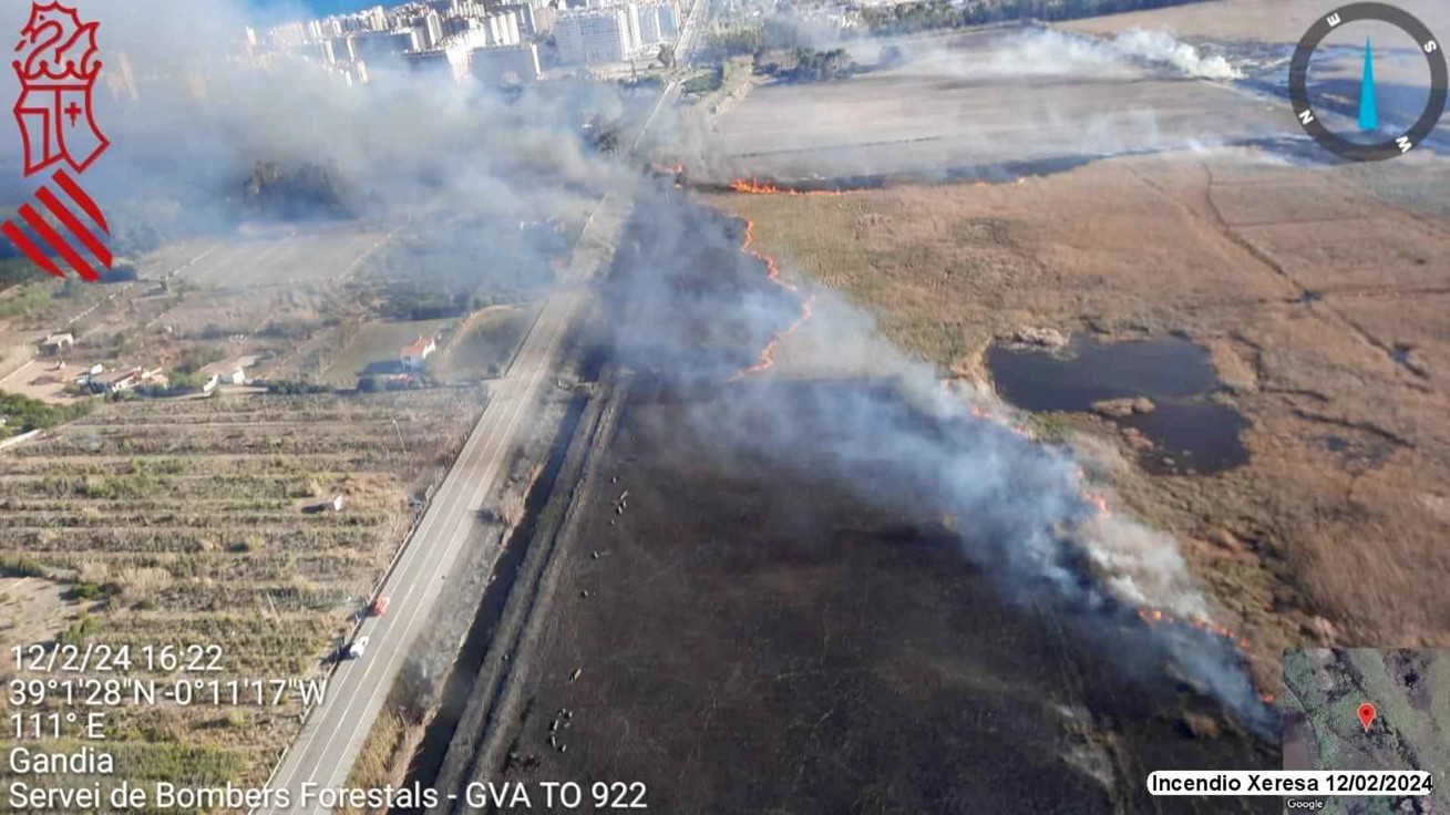 Dos incendios en Xeresa y Simat mantuvieron en jaque a los bomberos durante la tarde de ayer