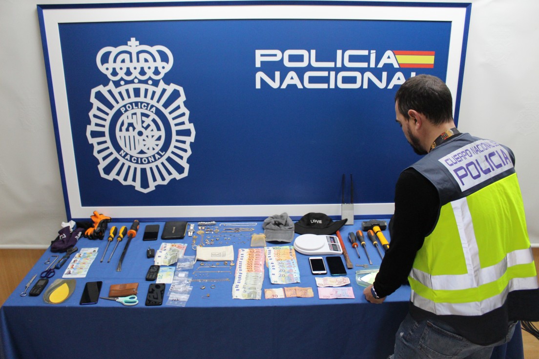 La Policía Nacional detiene a una banda asentada en Daimús que robó en 17 viviendas de València y Barcelona