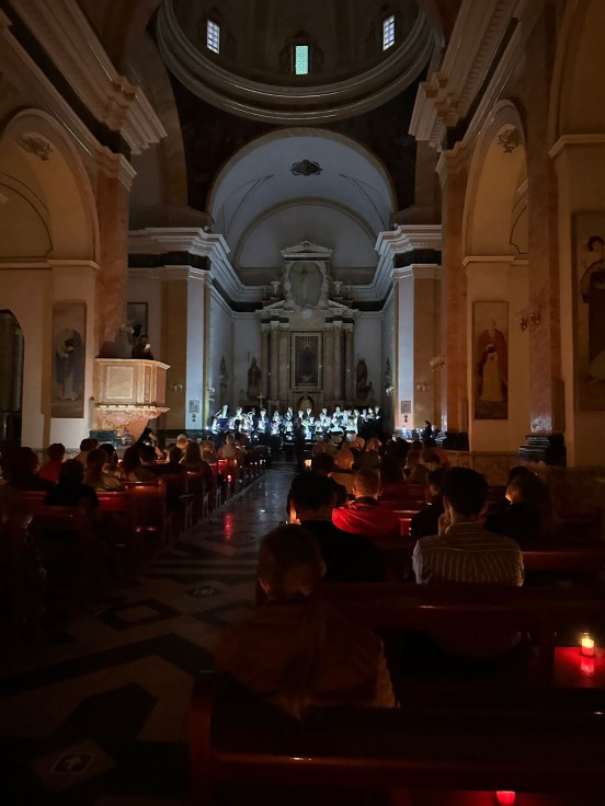 Concierto benéfico a la luz de las velas del Coro Hispánico-Ucraniano en la iglesia de Beniopa en Gandia