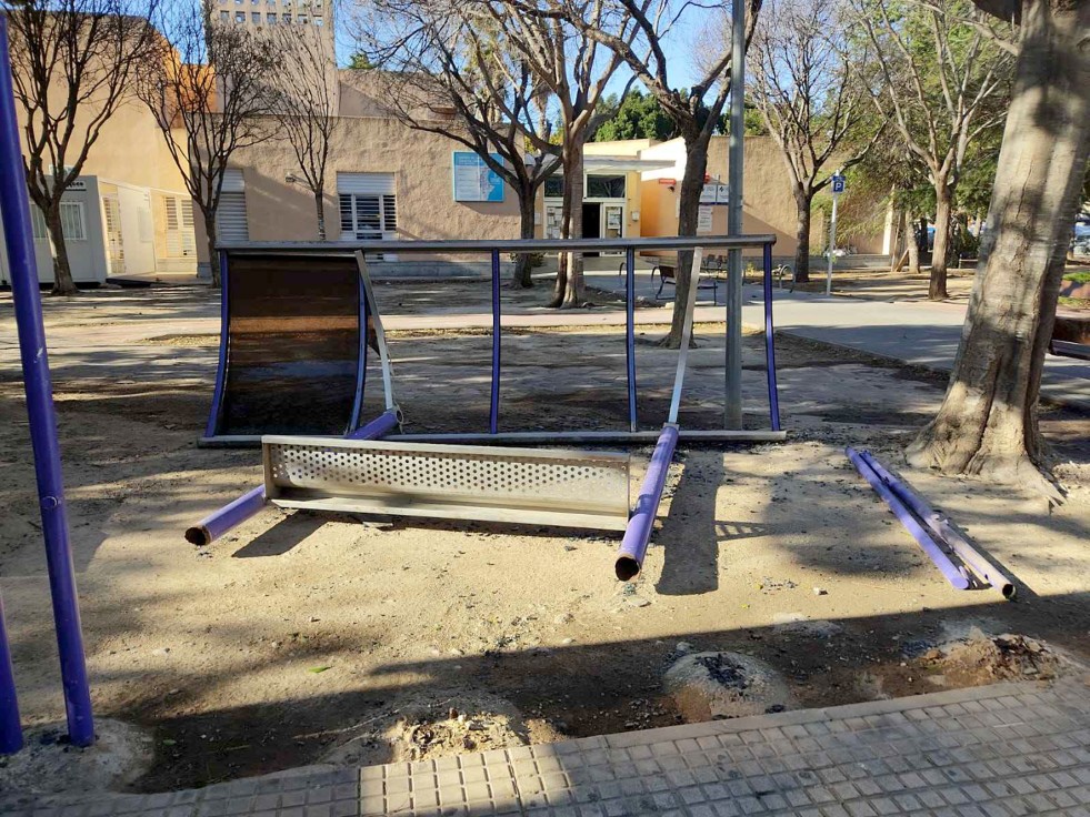 Rachas de viento de hasta 66 km/h acaban con la marquesina de La Marina en el Grau de Gandia