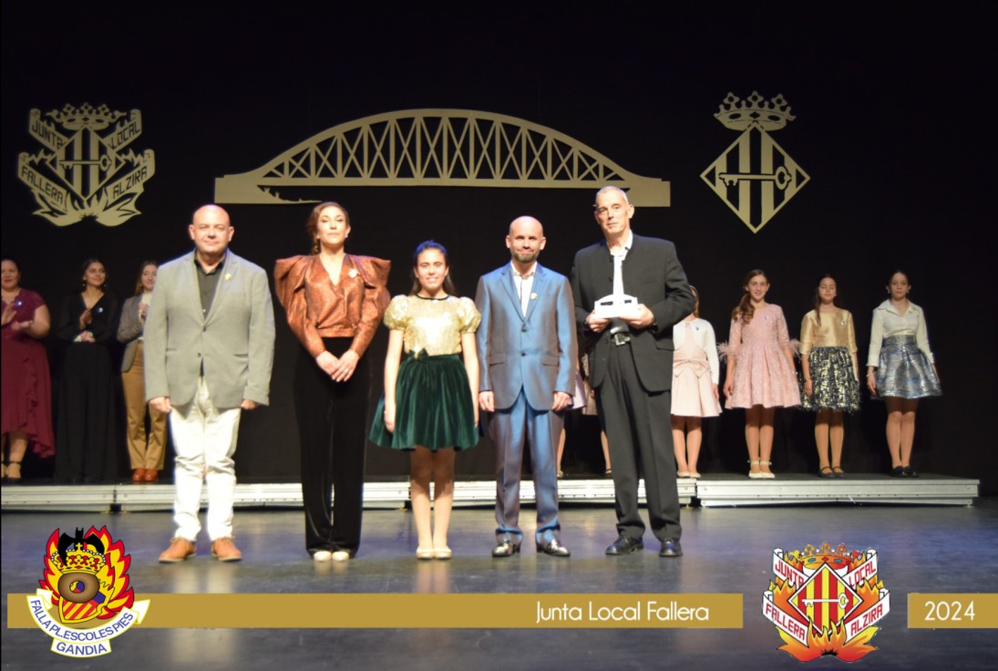 Las Fallas de Alzira otorgan a Miguel Pérez el Pont de Ferro a la actividad cultural fallera en la Comunitat Valenciana