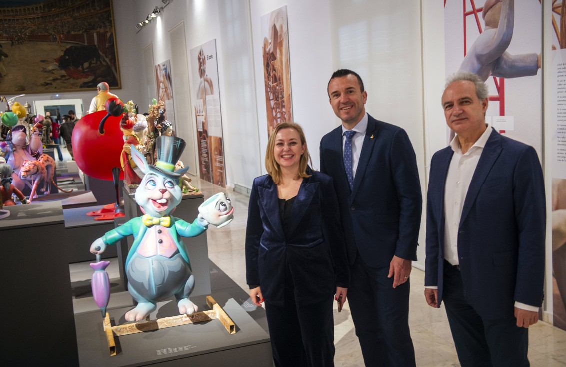 La Diputació de València recorre la historia de la artesanía fallera con una muestra de ninots de 14 comarcas