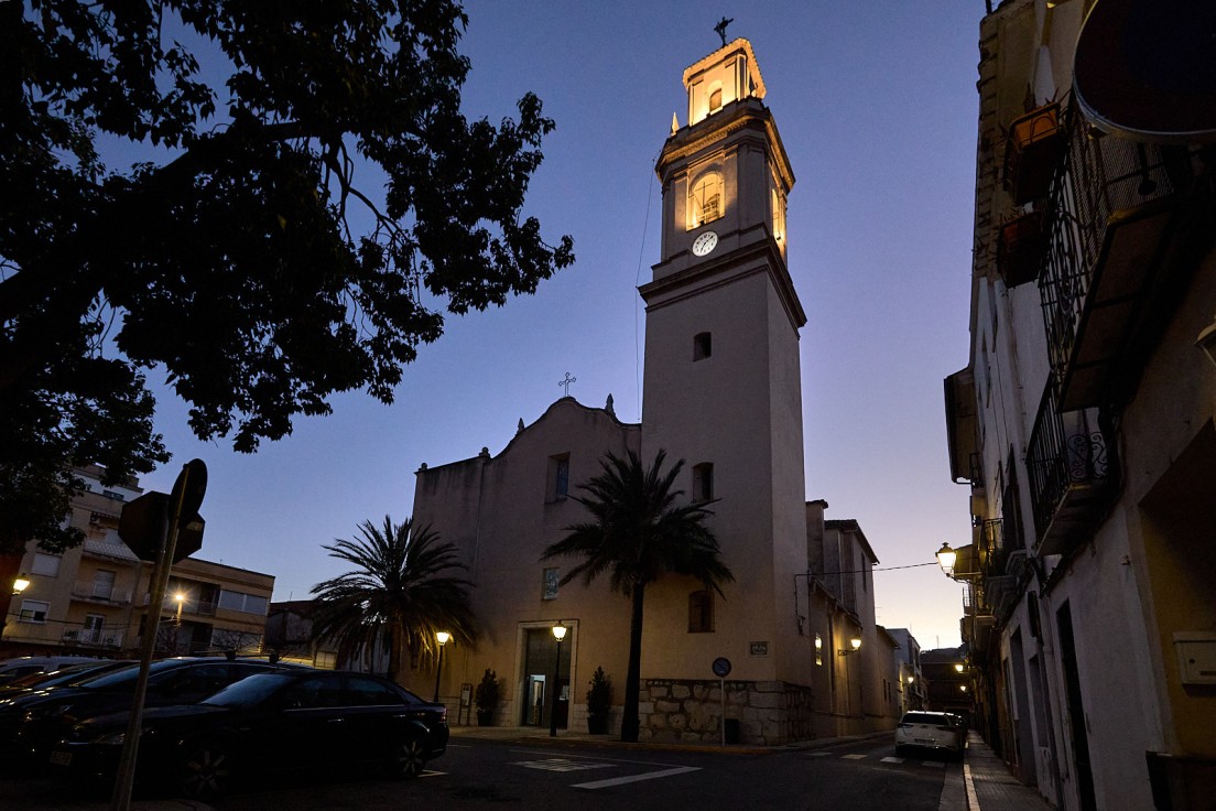 Gandia sustituye y cambia la iluminación del campanario de Beniopa