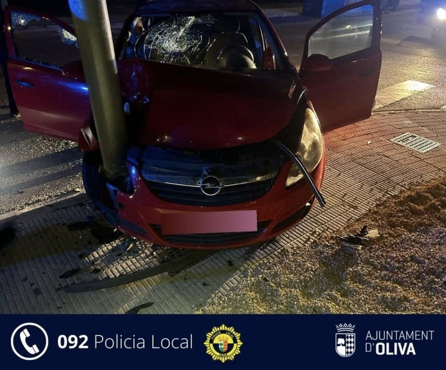 Huye de la Policía Local de Oliva tras robar material de obra y se estrella con el vehículo contra una farola