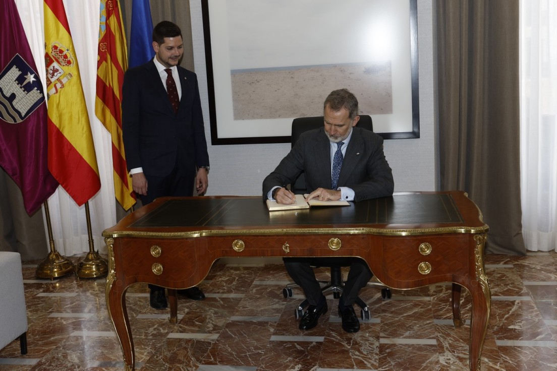 Los Reyes firman en el libro de Honor de Gandia