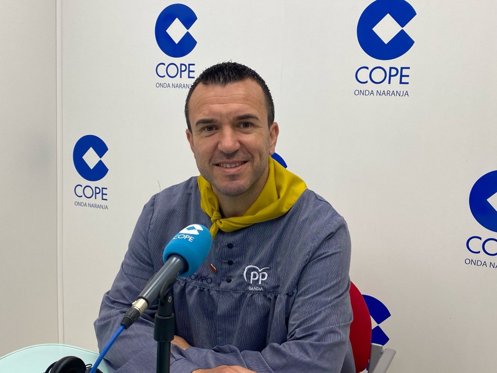 El Presidente de la Diputación de Valencia visita Gandia en fallas