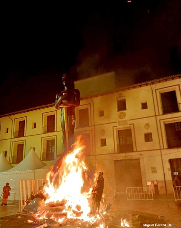 Las primeras Fallas de Interés Turístico Nacional en Gandia finalizan con éxito de participación