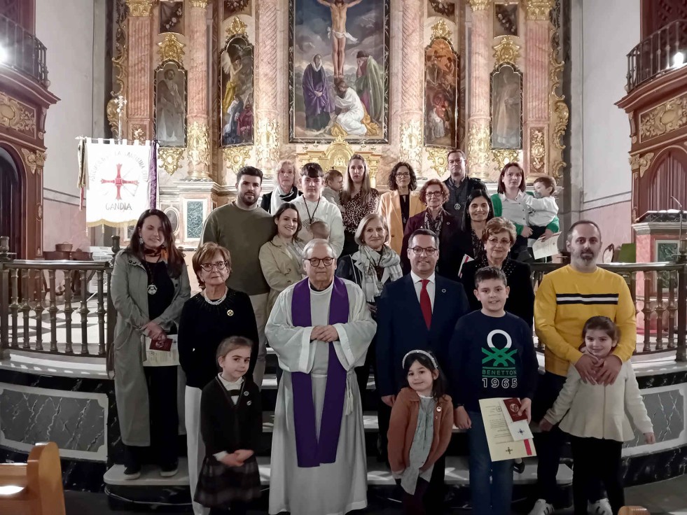 La Hermandad de la Santísima Cruz de Gandia incorpora 21 nuevos cofrades a su asociación