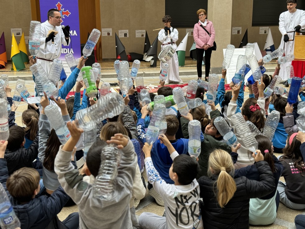 Los alumnos del colegio Escolapias conocen de cerca la matraca gracias a la VII Exaltación Infantil de Instrumentos de Percusión Típicos de la Semana Santa