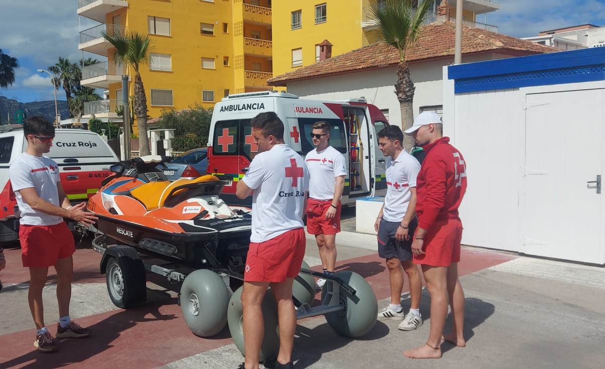 Tavernes pone en marcha el servicio de salvamento y socorrismo de Cruz Roja en sus playas