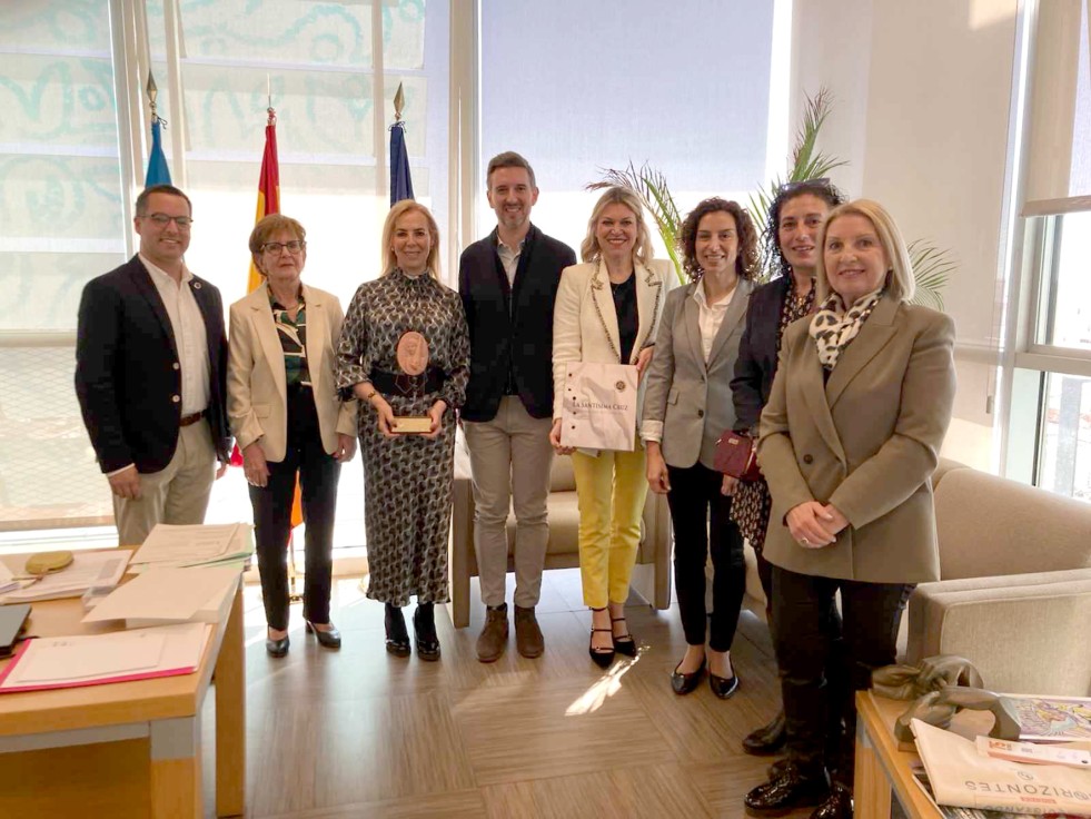La Secretaria Autonómica y la Directora General de Igualdad reciben  a la Hermandad de la Santísima Cruz de Gandia por el Premio en favor de la igualdad cofrade en España