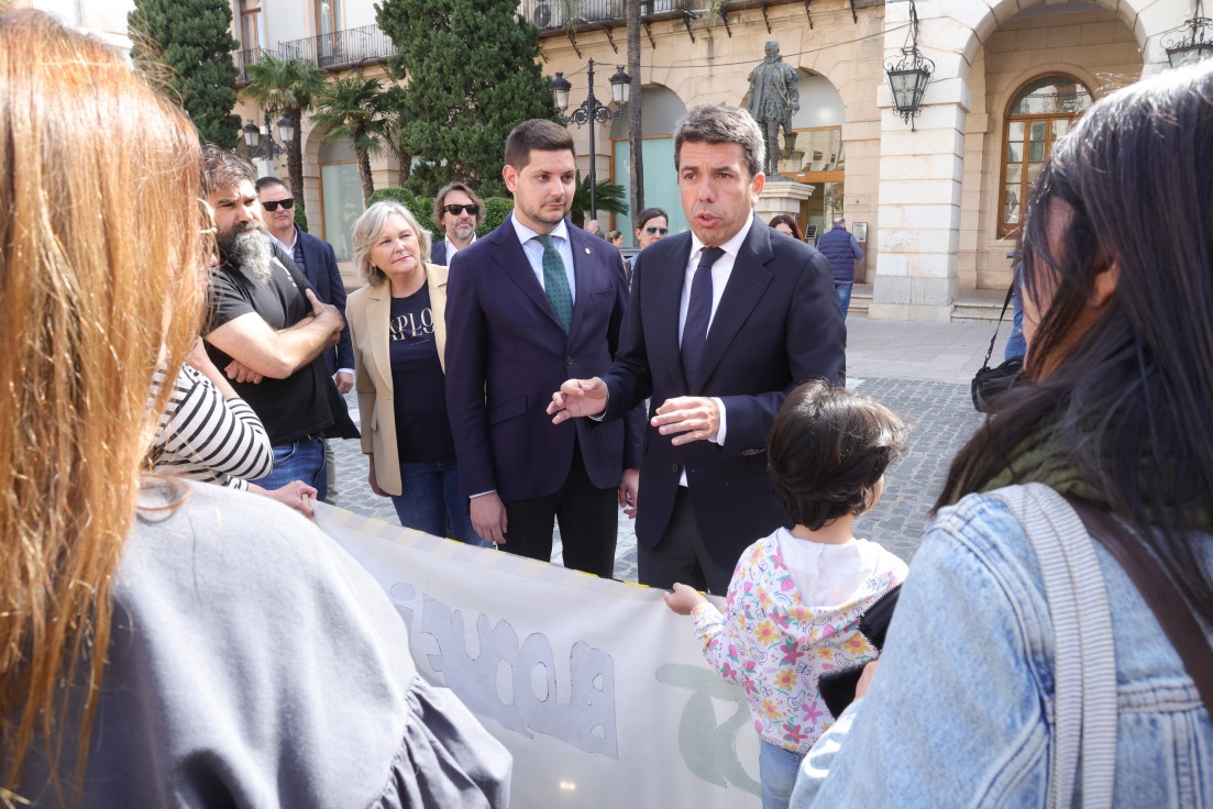 Carlos Mazón traslada a la AMPA del colegio Rois de Corella de Gandia la aportación del Consell de 609.000 euros para finalizar las obras de rehabilitación del centro