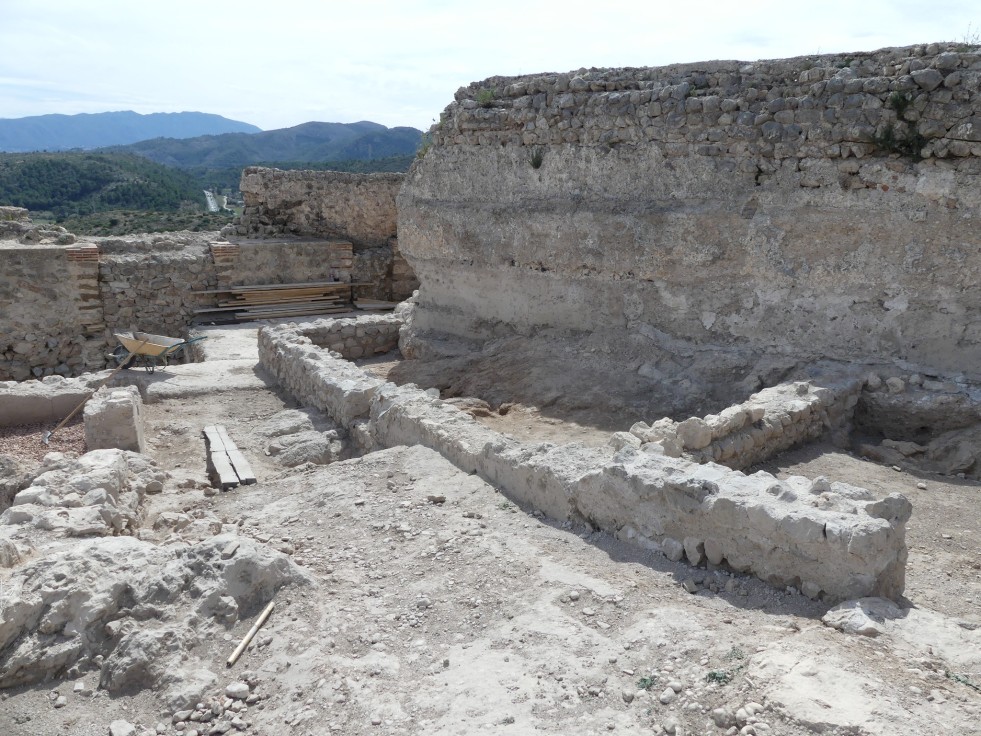 Patrimonio está terminando la restauración y consolidación de los almacenes de la alcazaba del castillo de Bairén en Gandia