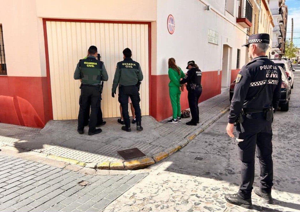 La Policía Local y la Guardia Civil de Oliva detienen a tres personas cuando intentaban robar en viviendas