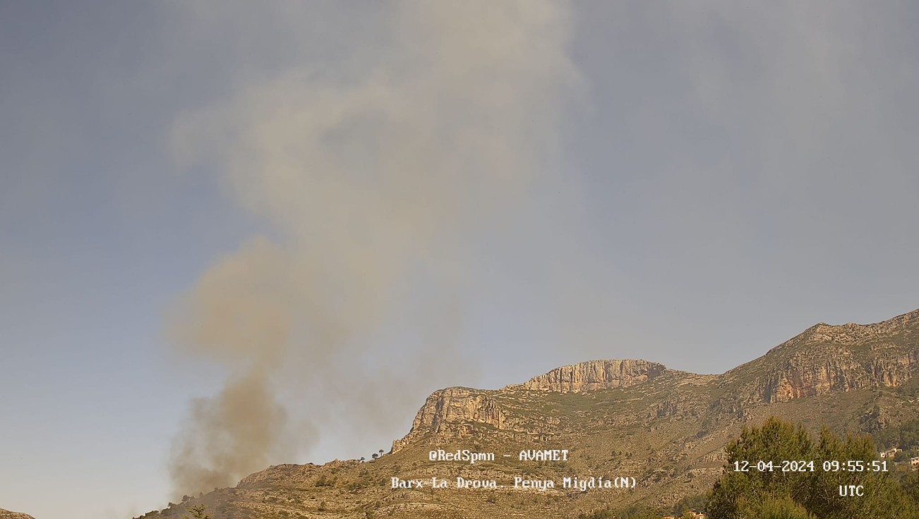 Un incendio en Barx y otro en Simat de la Valldigna obliga a movilizar diversos medios aéreos