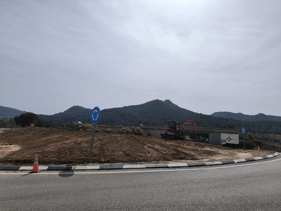 La Conselleria inicia la adecuación de la rotonda de entrada en Ròtova