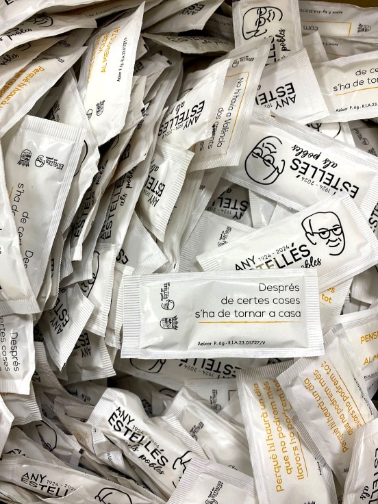 L'Alqueria de la Comtessa difunde los versos de Estellés en sobres de azúcar