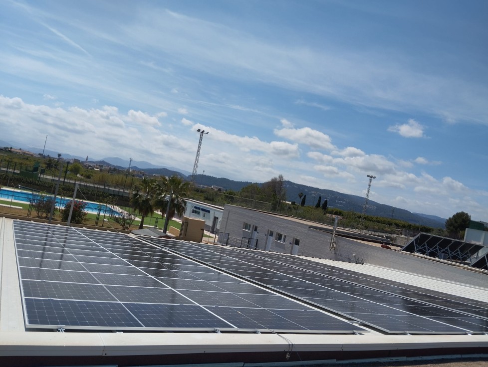 Miramar instala 78 placas fotovoltaicas en el Centro Deportivo El Molí