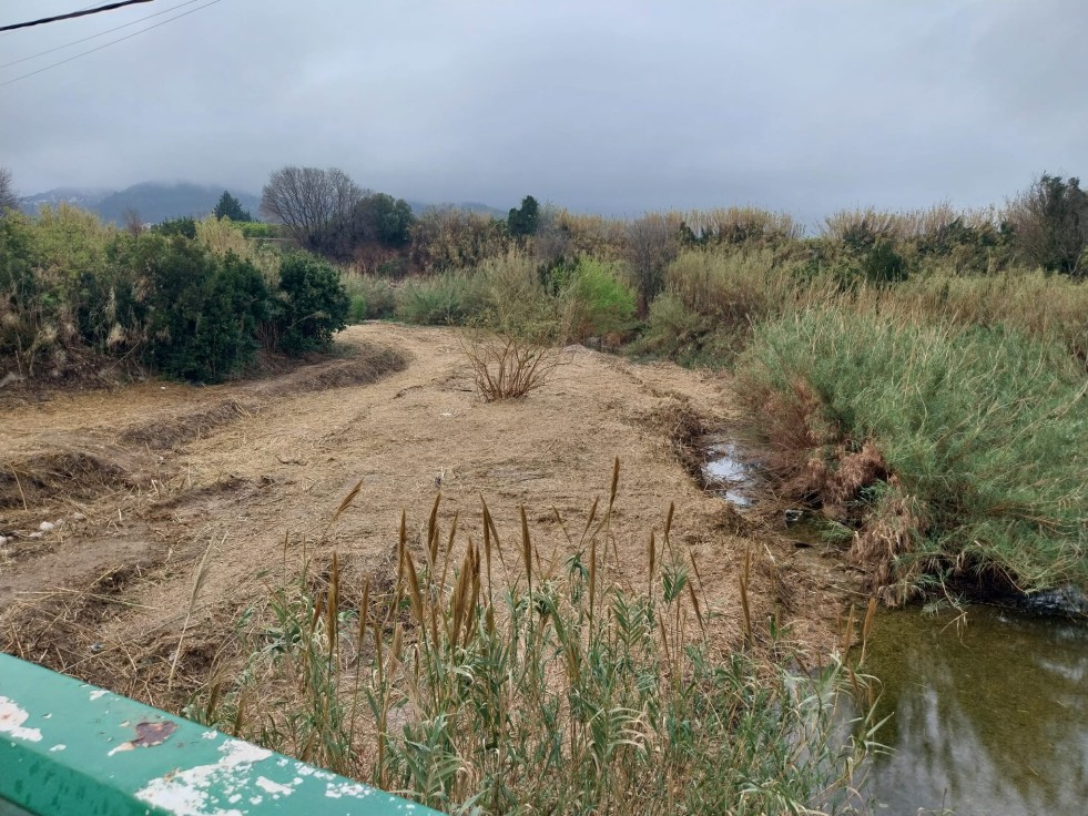Beniarjó limpia el cauce del Serpis a su paso por el municipio para prevenir posibles incendios