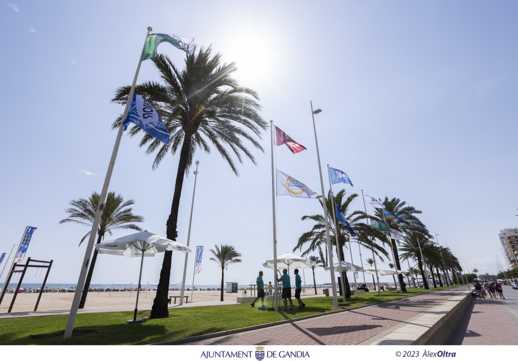 Gandia reafirma su liderazgo en calidad turística al renovar la bandera azul en las playas Nord y del Auir