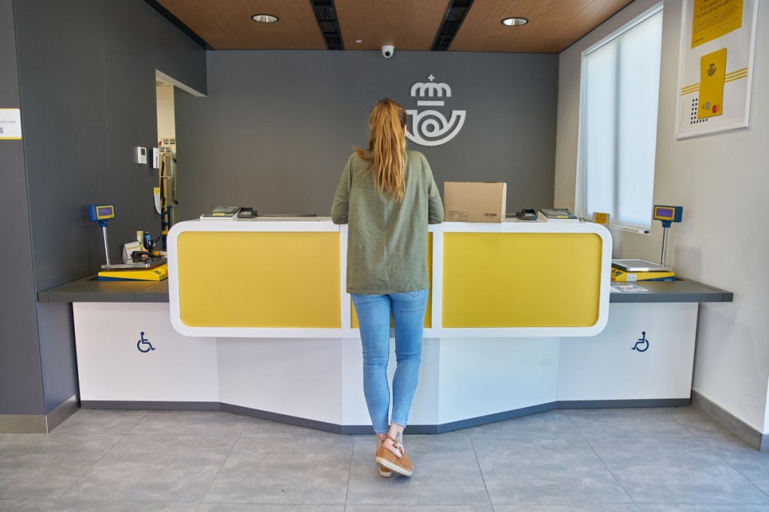 Correos facilita en Gandia los distintivos ambientales de la DGT para acceder a las Zonas de Bajas Emisiones