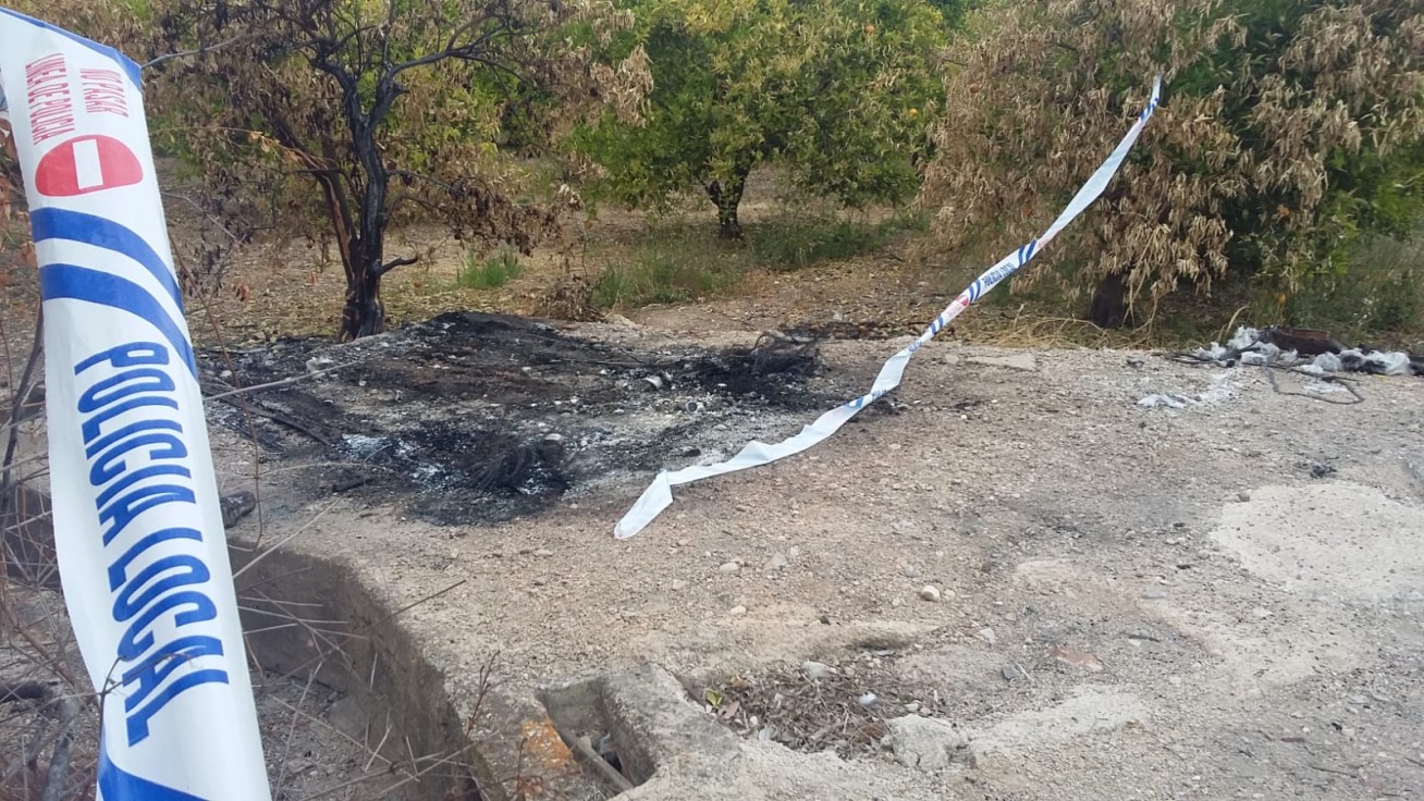 Aparece calcinado un coche en Bellreguard que podría ser el que arrolló a un motorista de Gandia