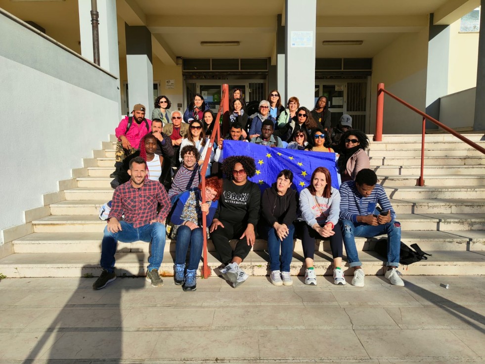 Un total de 14 alumnos de la escuela de adultos de Oliva Serafín de Centelles viajan a Cerdeña con el programa Erasmus+