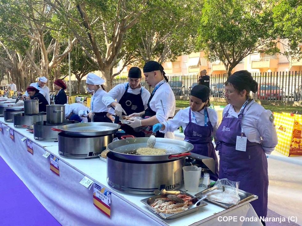 Comienza las Escuelas de Hostelería a participar en el 49 Concurso Internacional de Fideuà de Gandia