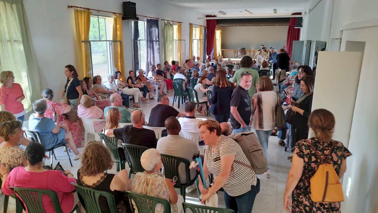 Una reunión vecinal en Gandia de más de 300 personas deja patente la oposición al cierre de los consultorios de Benipeixcar y de Beniopa