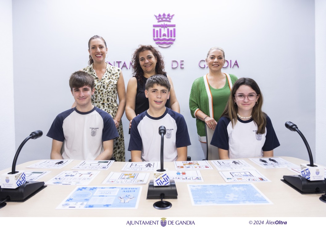 Alumnos del colegio Calderón pone en marcha en el Grau de Gandia un programa pionero para la integración de personas con Trastorno del Espectro Autista