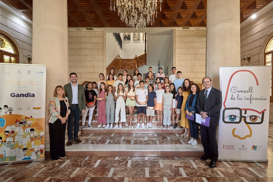 Gandia reconoce las aportaciones de los Consells de la Infància con sus nombres en un mural