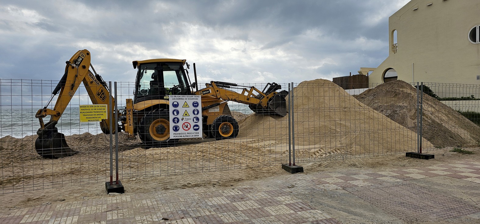 Demarcación de Costas inicia los trabajos de reposición de arena en la playa de la Goleta en Tavernes