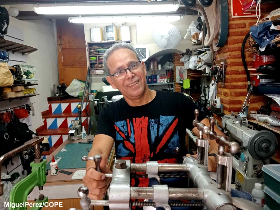 Los que hicieron Gandia: Marcos Sánchez, un reparador en extinción de calzado y máquinas de coser