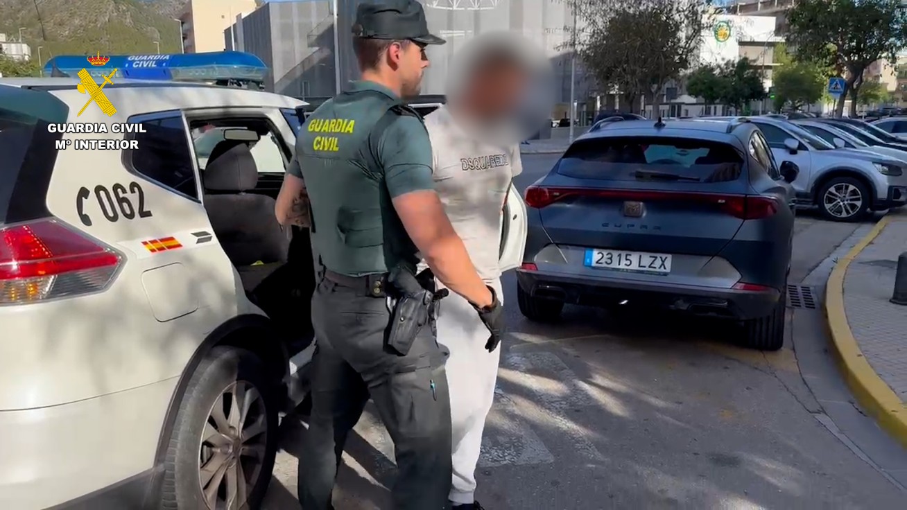 La Guardia Civil detiene a un hombre que portaba 78 gramos de metanfetamina en el maletero de su vehículo