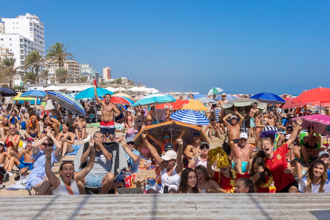 Pantalla gigante en la playa de Gandia para ver el partido de la final de la Eurocopa