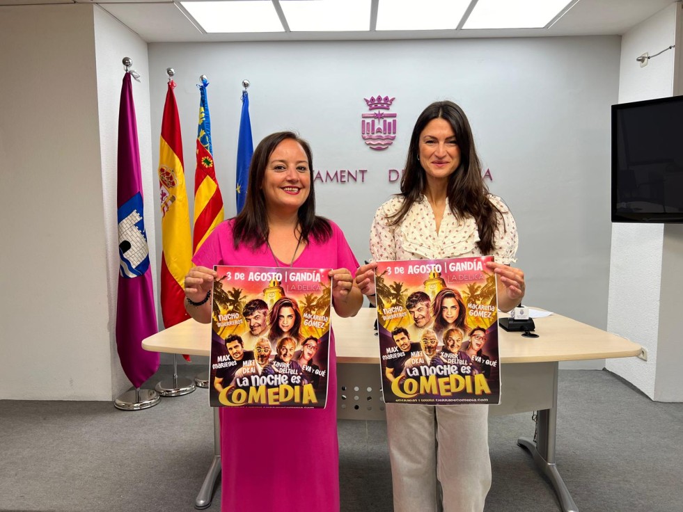 Un año más, Tierra Comedia presenta en la playa de Gandia su nuevo espectáculo presentado por Nacho Guerreros y Macarena Gómez