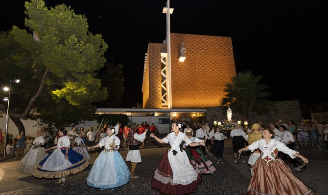 La iglesia del Grao de Gandia estrenó iluminación con el motivo de la llegada de la Mara de Déu Blanqueta