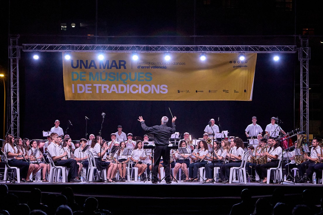 La playa de Gandia comienza el ciclo ‘Un mar de músicas y de tradiciones’
