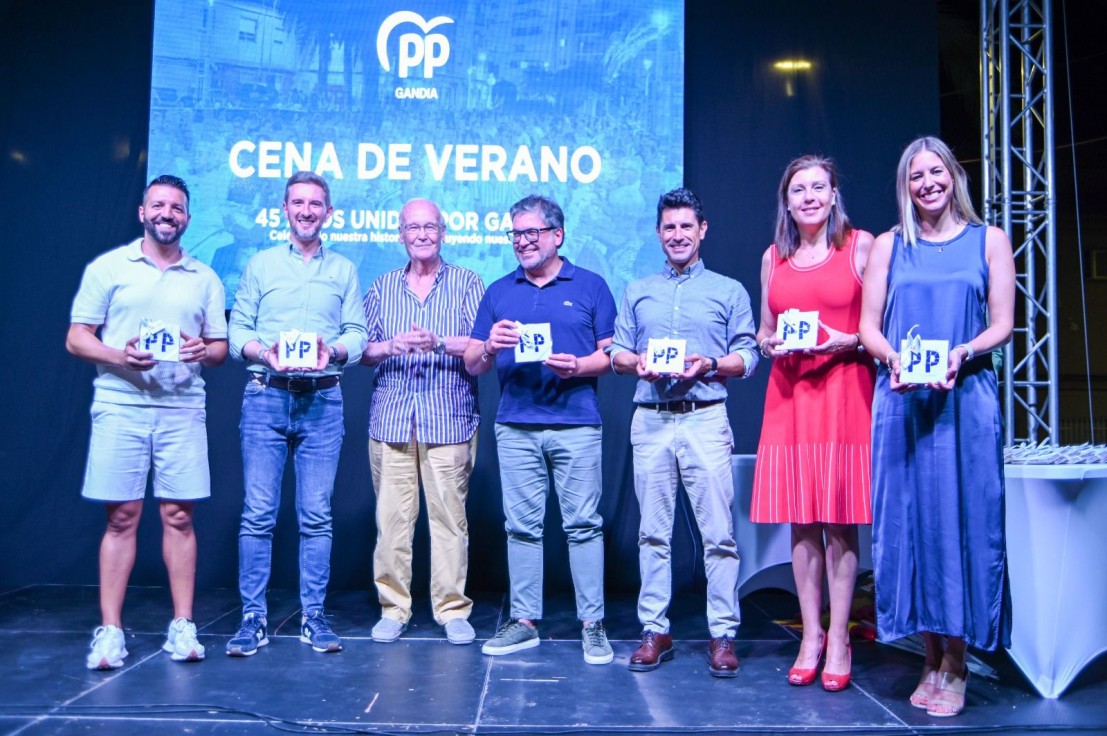 El PP de Gandia rinde homenaje a todos sus concejales de la democracia en su cena de verano