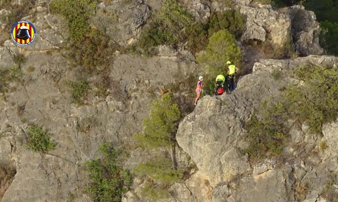 Rescatados dos senderistas que quedaron bloqueados en la vía ferrata de Gandia