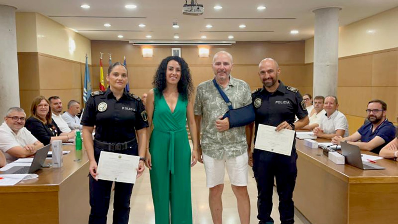 Tavernes felicita públicamente a los Policías Locales, Raquel y Vicente, que salvaron la vida a un ciclista