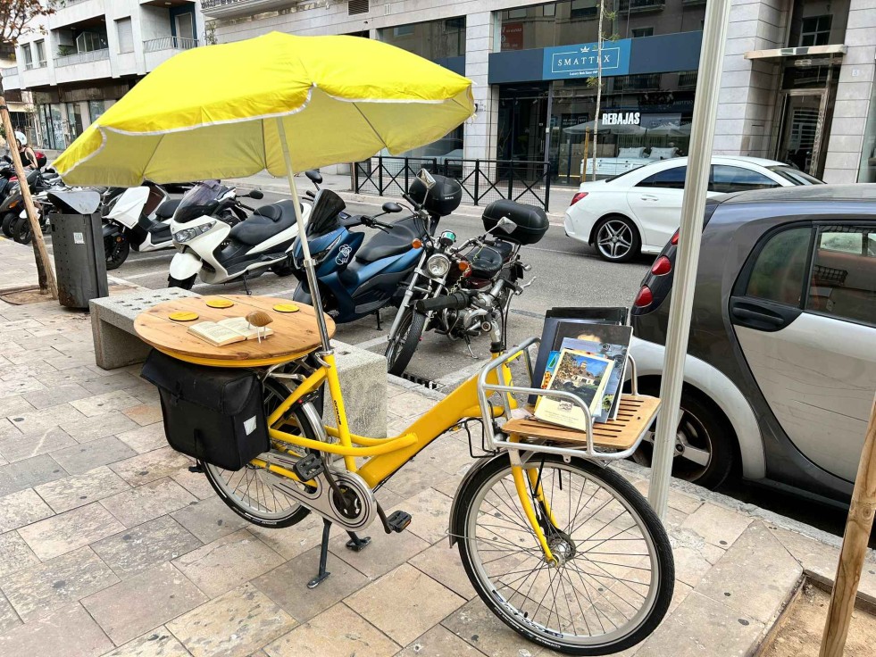 Una bibliobici-café recorre diversos puntos de Gandia para crear un servicio cultural que acerque la lectura a todos los rincones