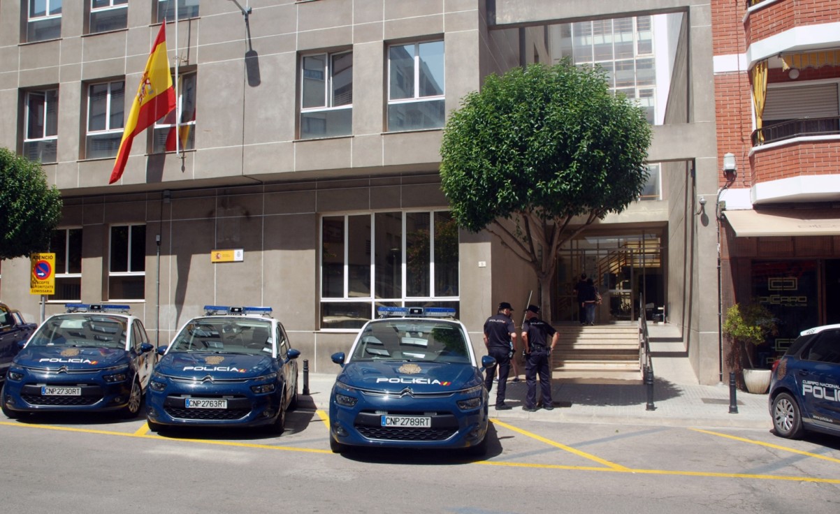 La Policía Nacional detiene a un hombre por robar coches y en establecimientos de Gandia y Alicante y el juez lo manda a prisión