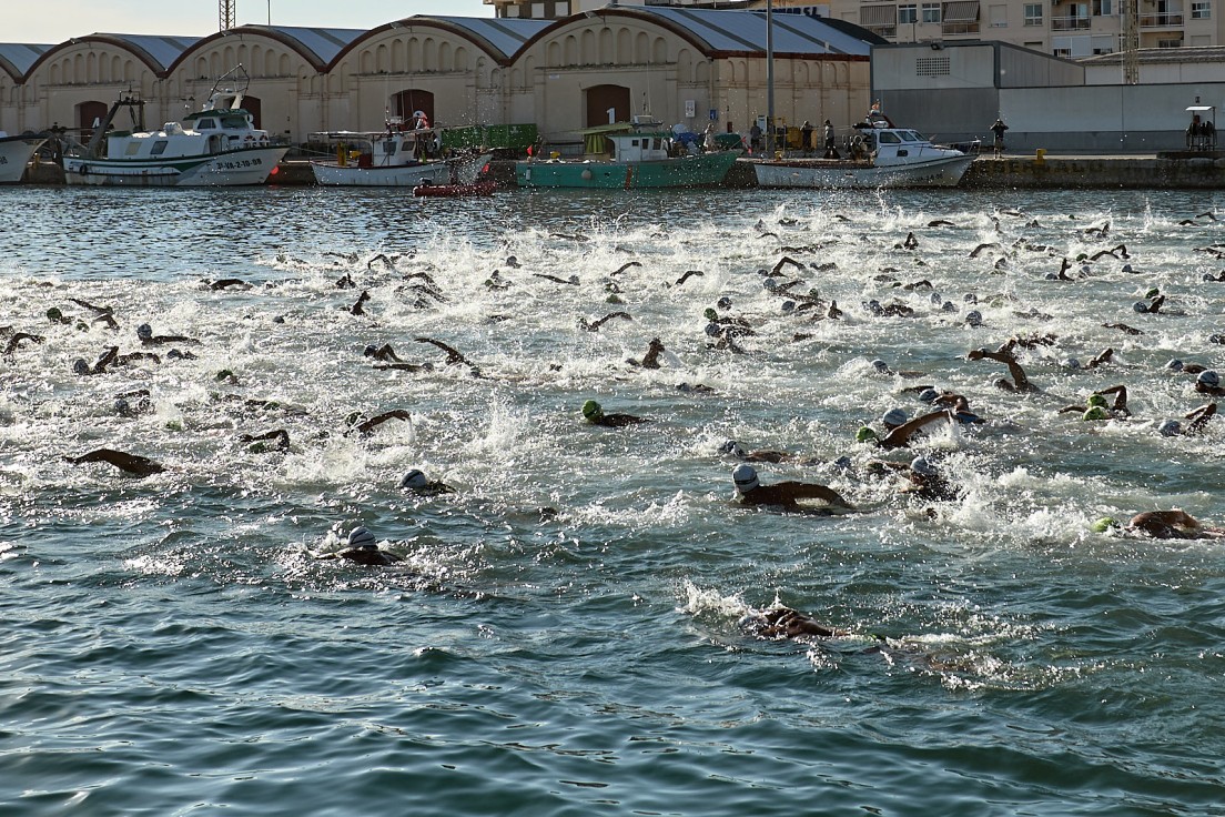 Casi medio millar de participantes en la 70ª Travesia al Puerto de Gandia y la XXI Vuelta a la escollera