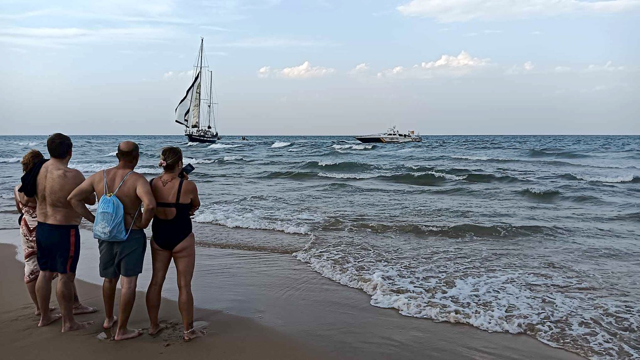 Encalla un velero en la playa de l'Auir en Gandia