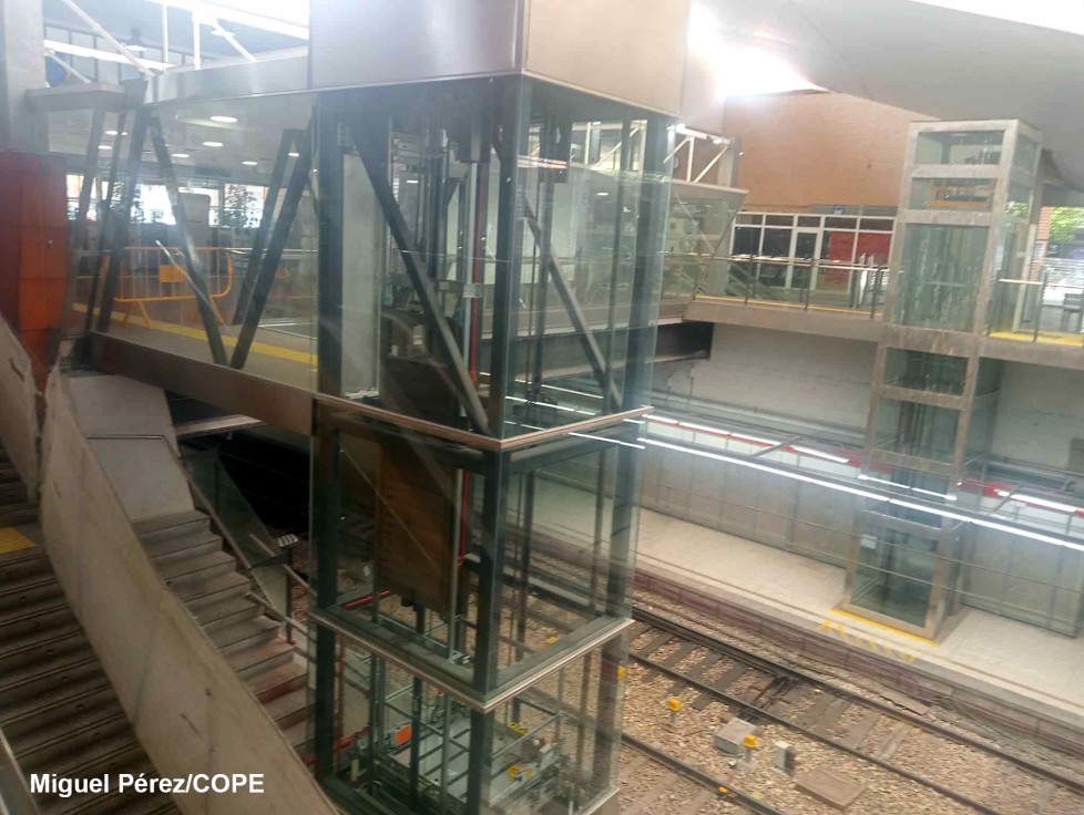 Los Bomberos rescatan a cuatro personas, entre ellas una niña, atrapadas ayer noche en el ascensor de la Renfe en Gandia