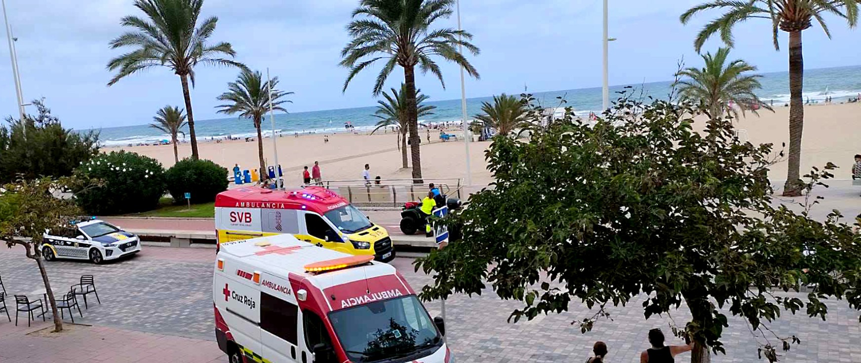 Tres personas atendidas ayer tras ser rescatadas del mar en una playa Nord de Gandia con bandera amarilla